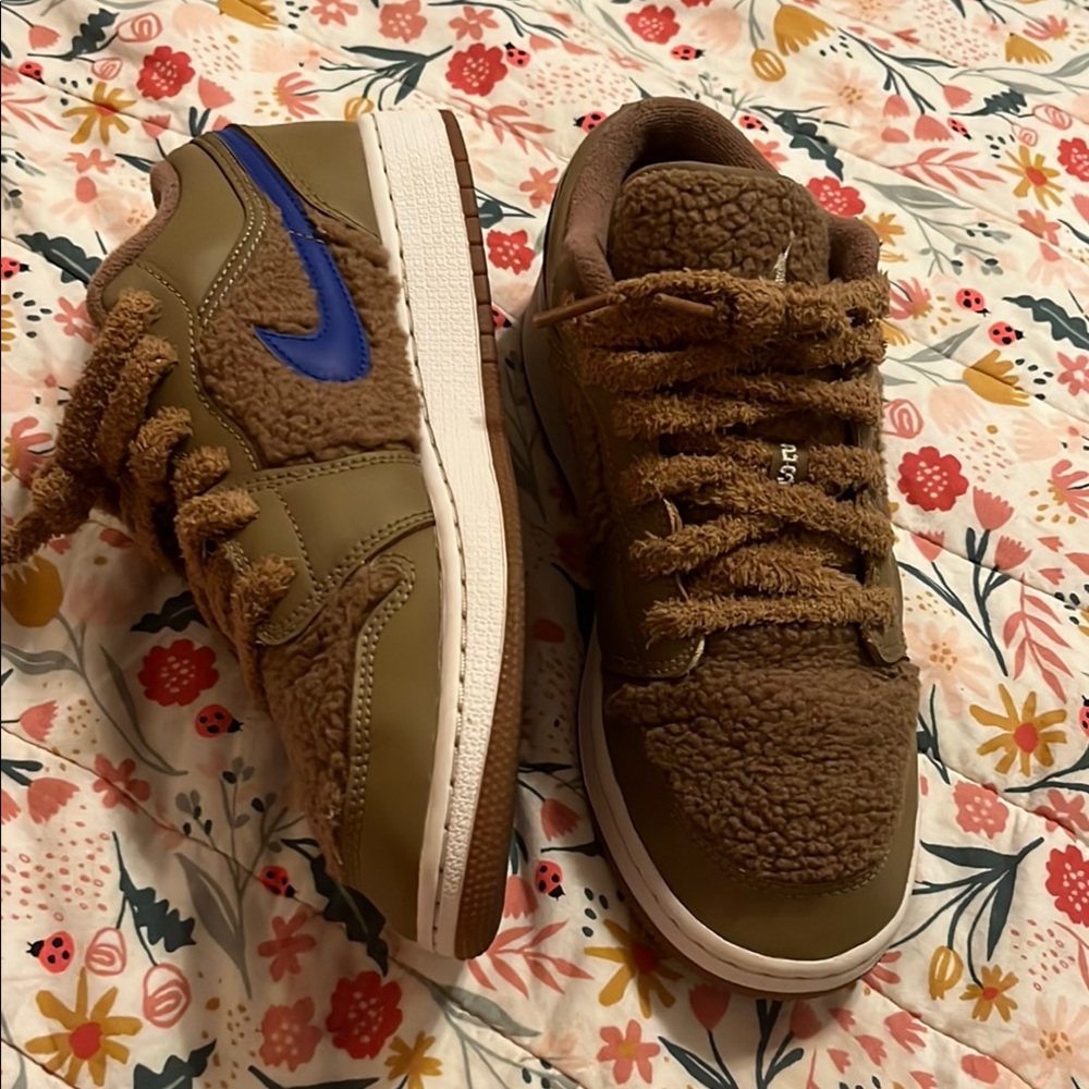 Nike air jordan teddy sz 7 Olive and Blue Textured Sneakers